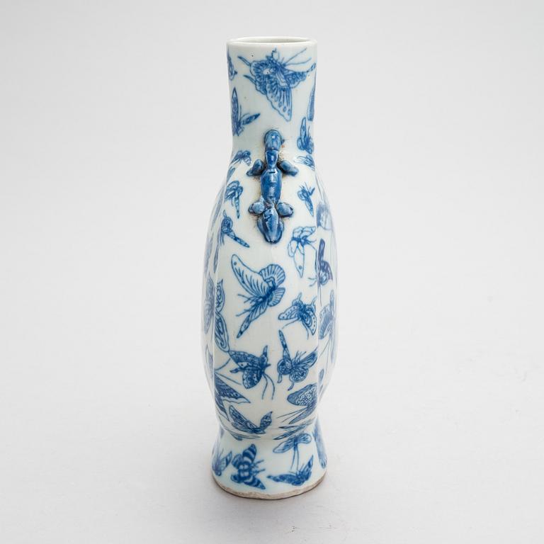 A Chinese late Qing dynasty porcelain pilgrim bottle / vase, around 1900.