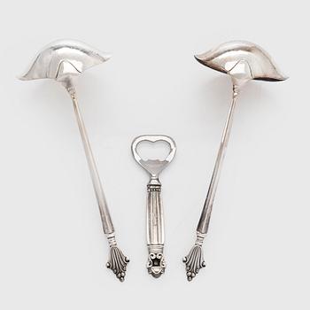 Georg Jensen, Kastikekauhoja, pari "Dronning/Acanthus", ja pullonavaaja, "Konge/Achorn" sterlinghopeaa, vuoden 1945 jälkeen.