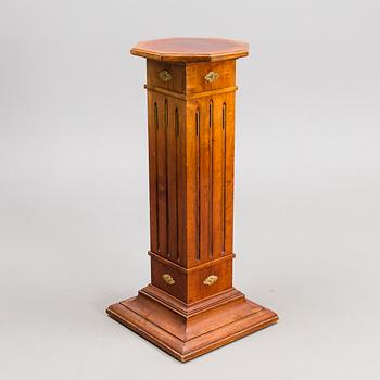 PEDESTAL, Mahogany veneered, early 20th century.