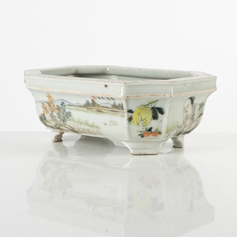 A porcelain flower pot, China, early 20th century.