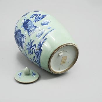 LOCKURNA, porslin, Kina, sent 1800-tal.