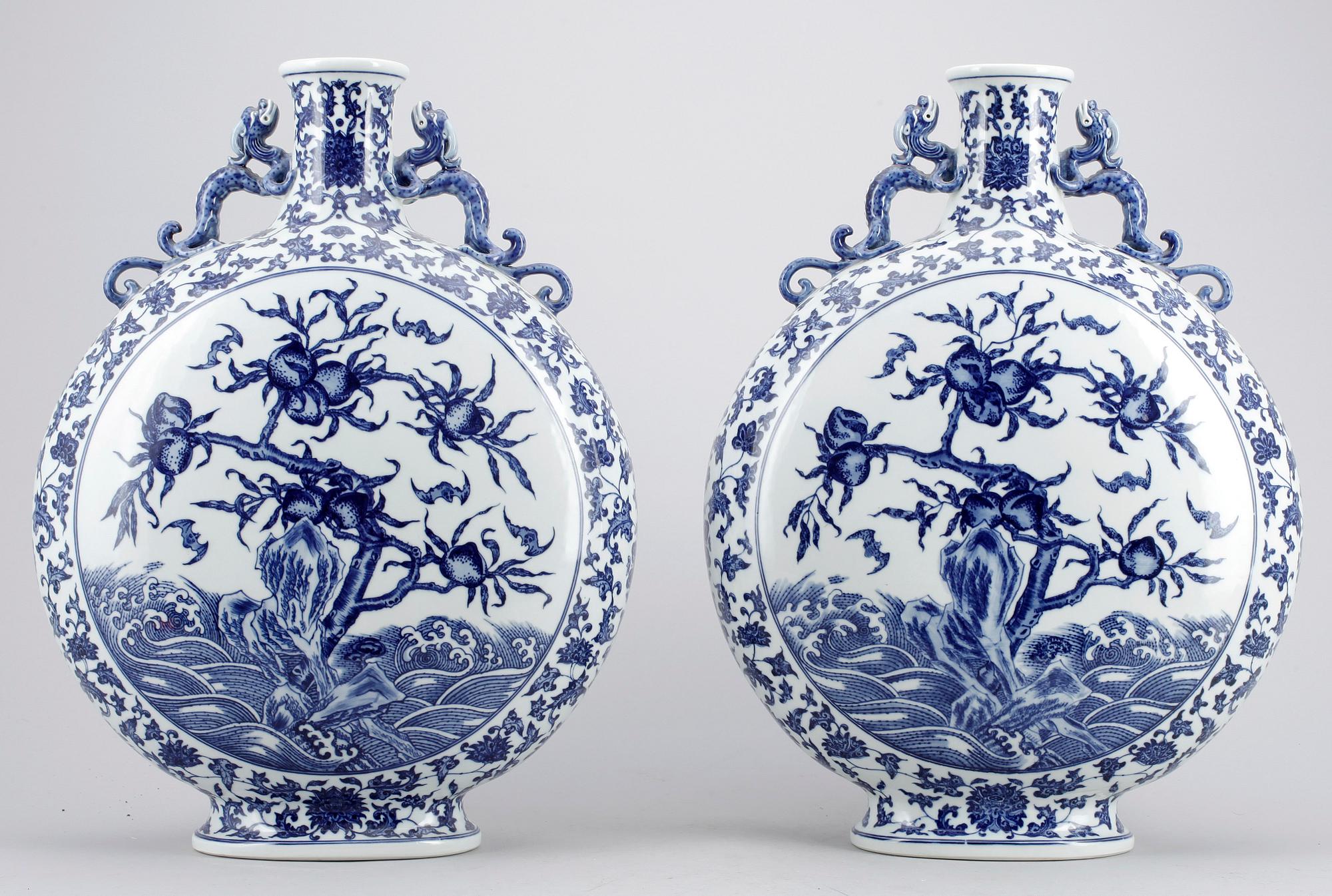 PILGRIMSKRUS, ett par, kopior efter Qianlong, Kina, 2000-tal.