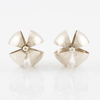 Elis Kauppi, örhängen, ett par, silver, Kupittaan Kulta, Åbo 1967.
