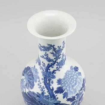A porcelain vase from China, around the year 1900.
