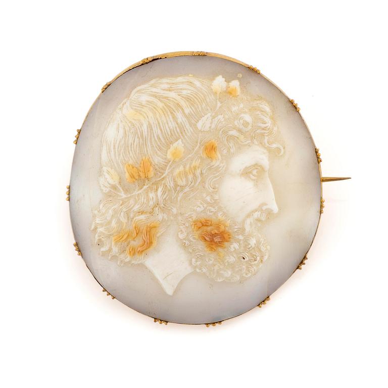 A brooch 18K gold with a shell cameo.