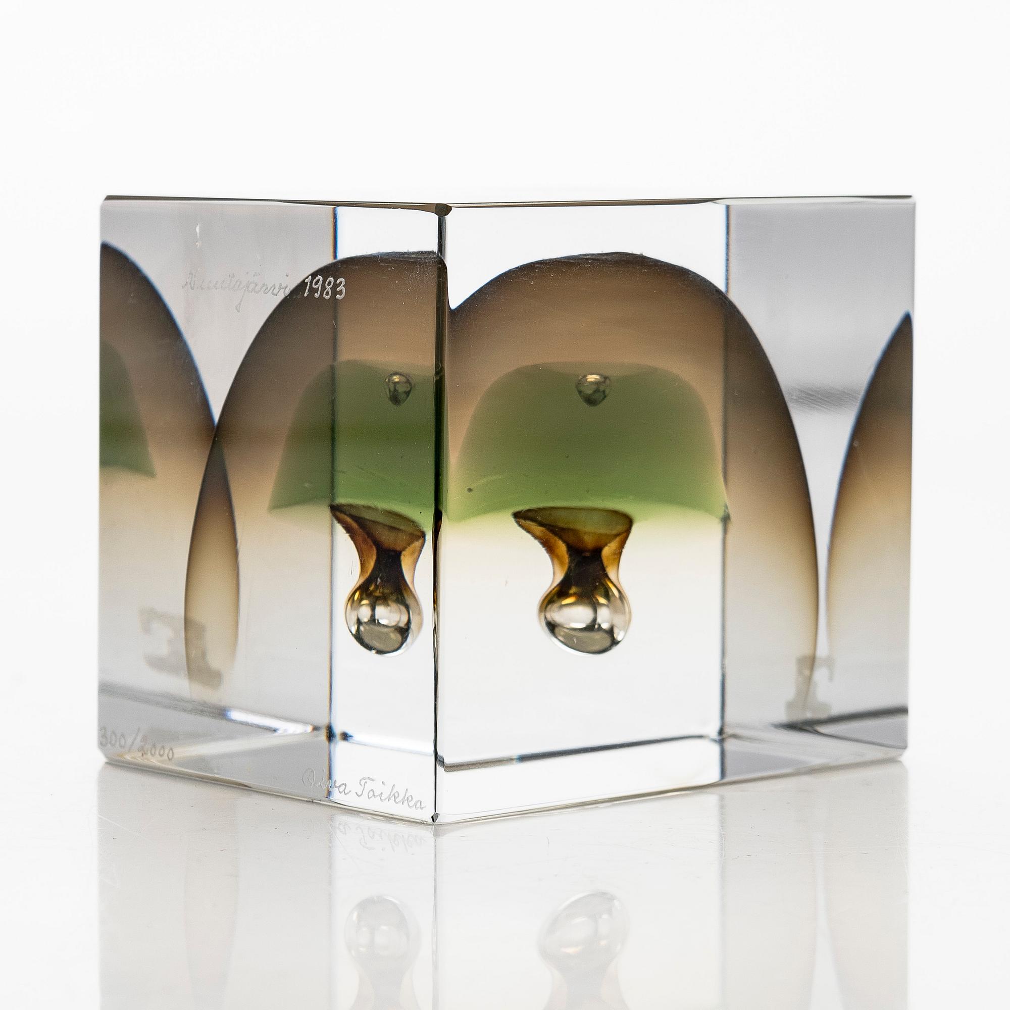 Oiva Toikka, An annual cube, signed Oiva Toikka Nuutajärvi 1983 and numbered 300/2000.