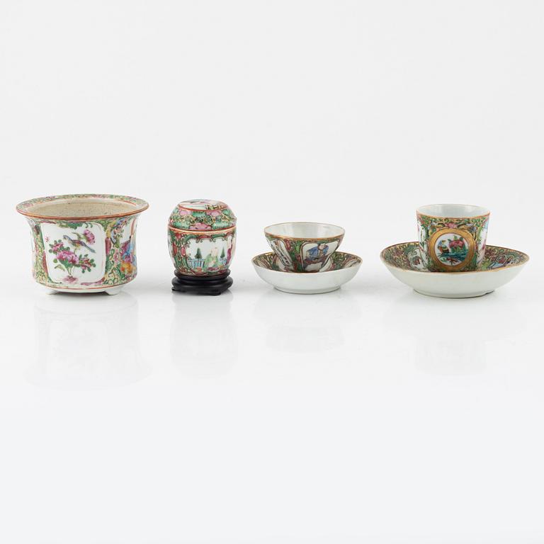 13 Chinese porcelain pieces, 19th/20th century.