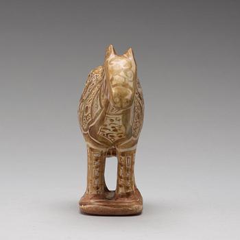 FIGURIN, DROMEDAR, lergods med lysterdekor, höjd ca 17 cm, Persien/Iran 1100-1200-tal.