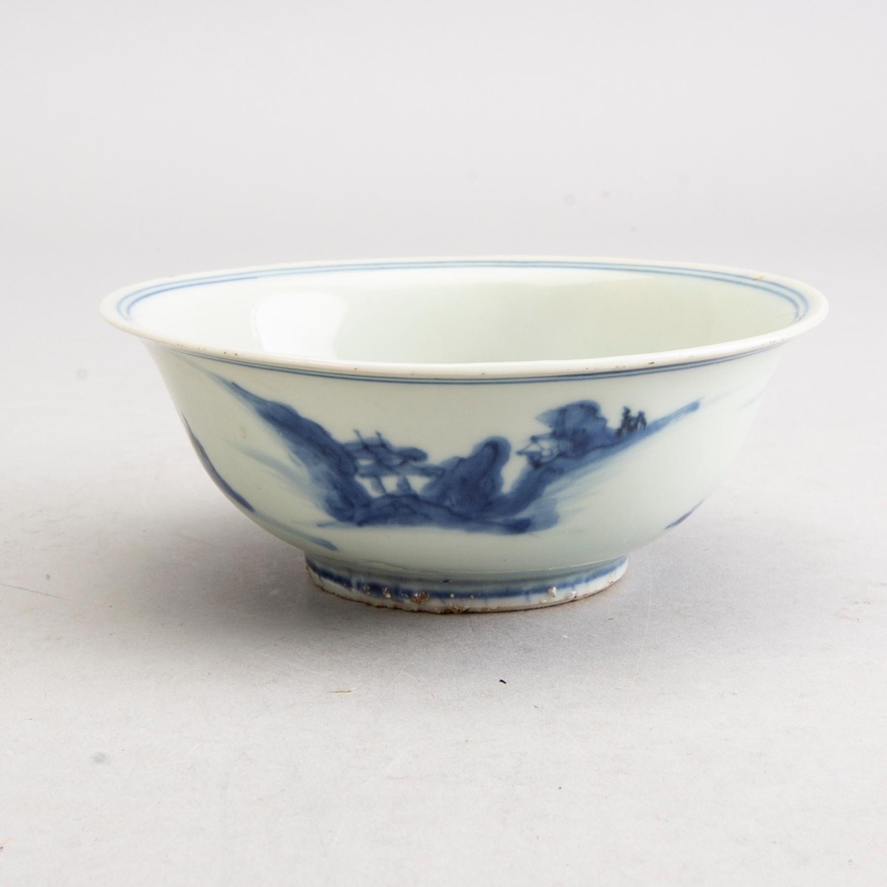 A set of two bowls and one dish 19th/20th century porcelain.