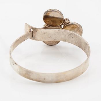 Elis Kauppi, Armband "Tunturipuro", sterlingsilver, spektroliter och bergskristall. Kupittaan kulta, Åbo 1960-tal.