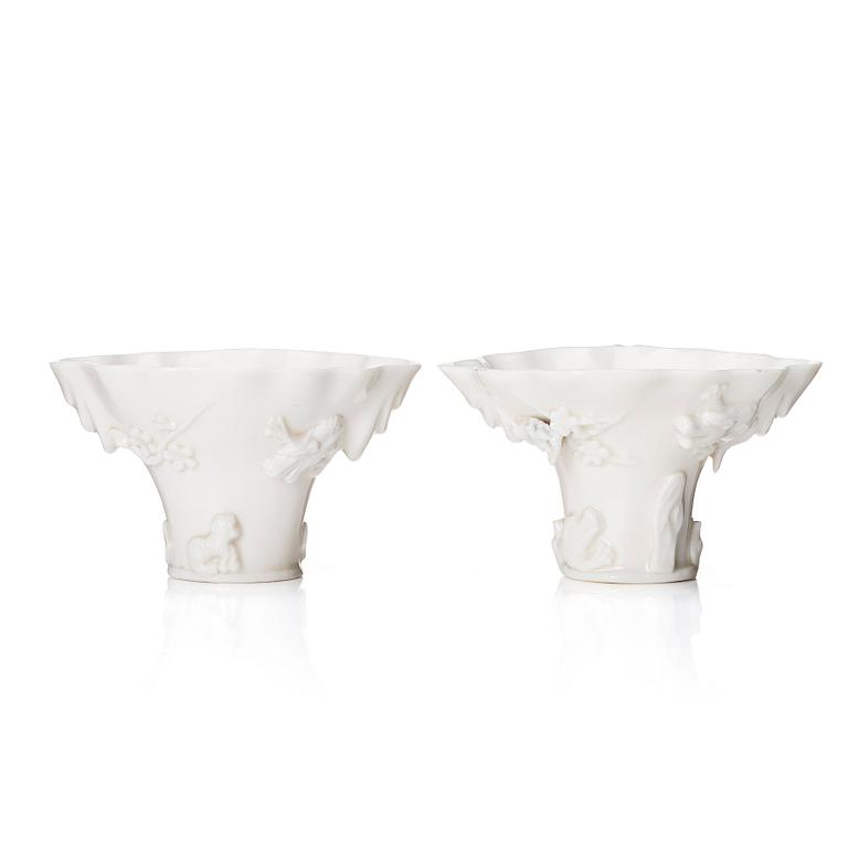 Vinofferbägare, två stycken, blanc de chine. Qingdynastin, Kangxi (1662-1722).