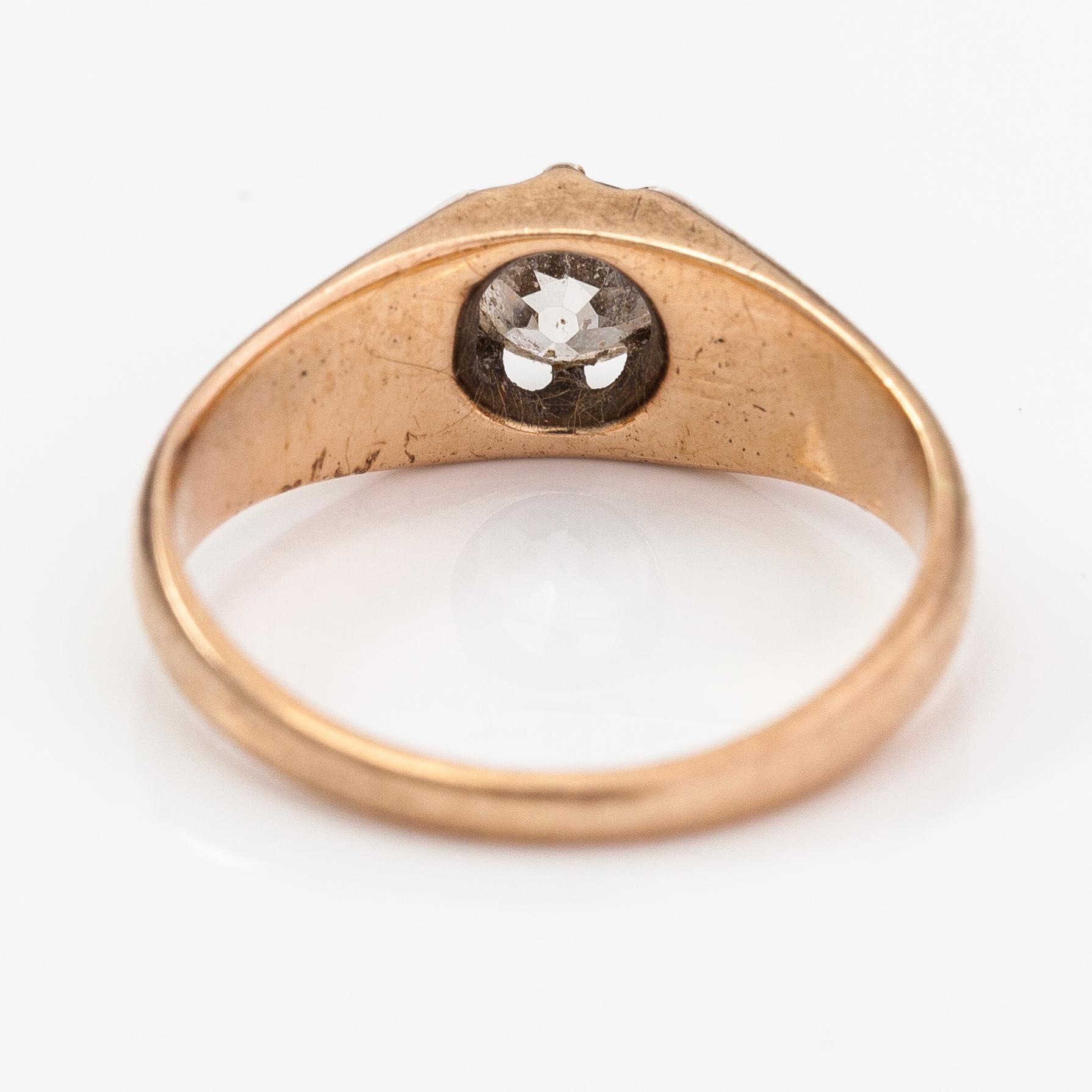 A 9K gold ring with an old-cut diamond ca. 0.44 ct.
