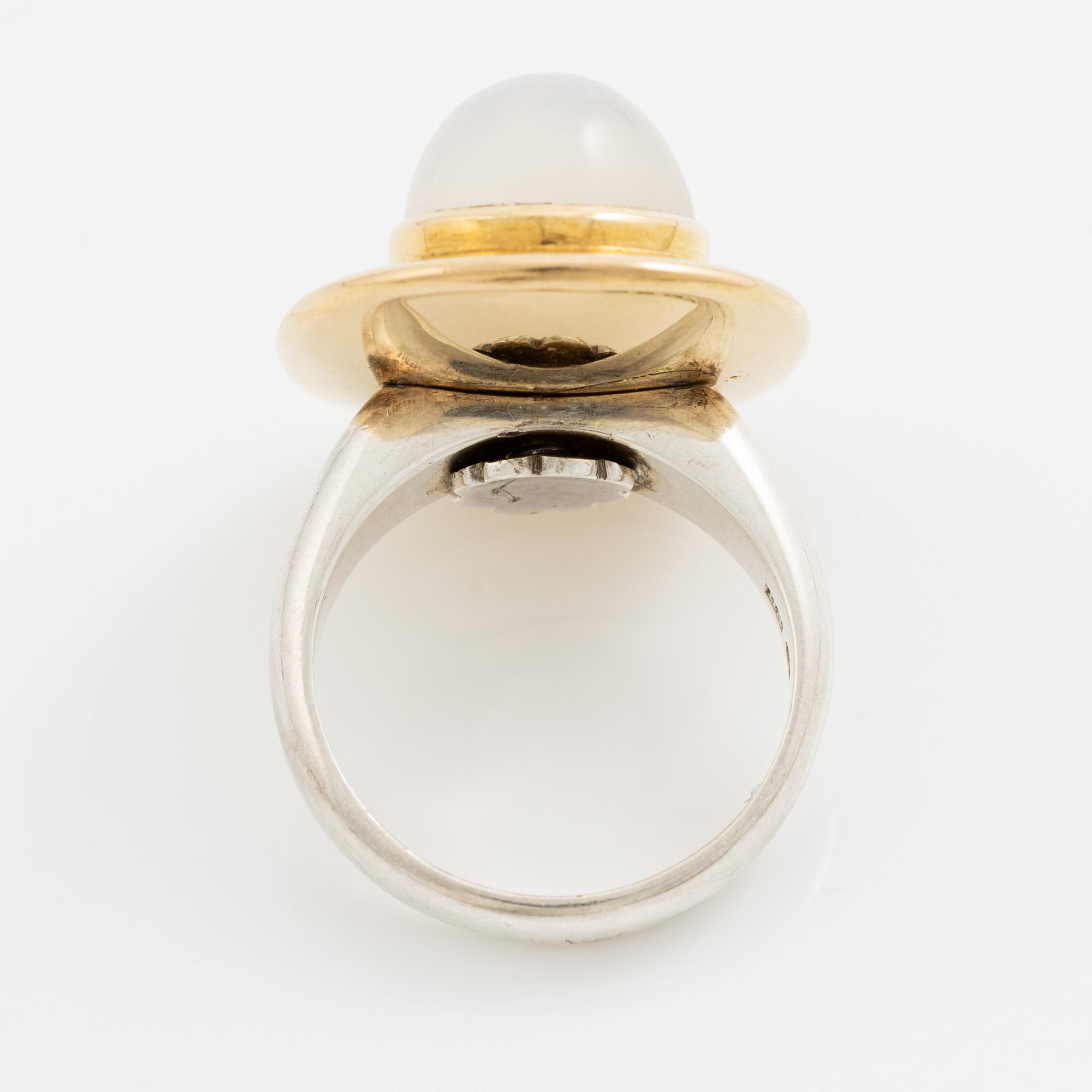 Ring, 18K guld och silver med vita stenar. Hugo Strömdahl, Stockholm 1961 och 1964.