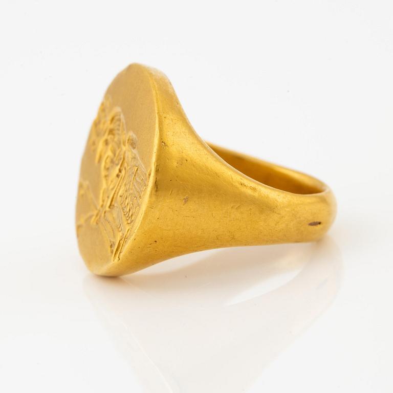 A presumably Meroitic gold signet ring, 700 BC. - 500 CE.