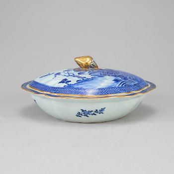 A blue and white vegetable tureen with cover, Qingdynasty, late 18th Century.