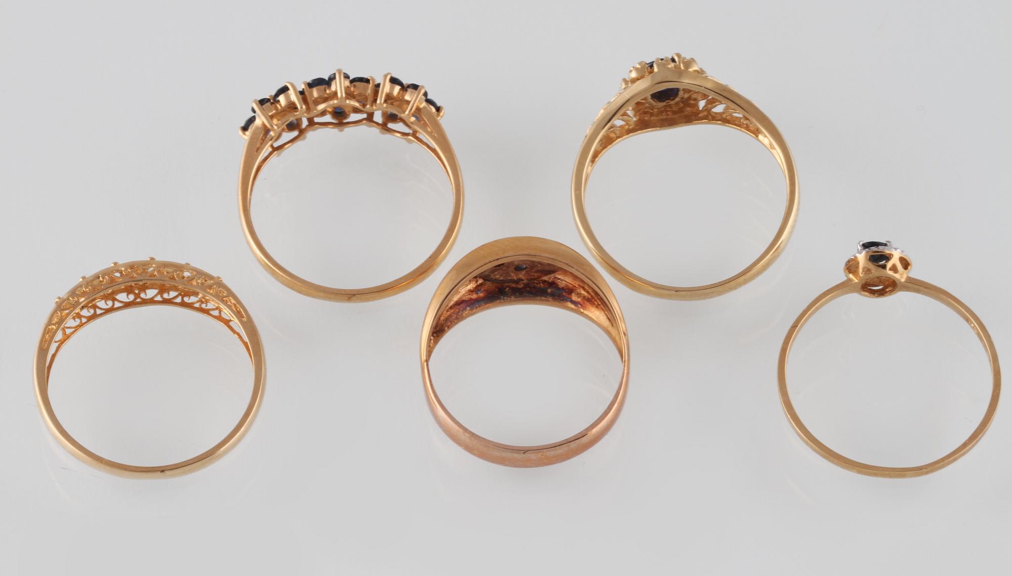 RINGAR, 5 st, 18K guld med åttkantslipde diamanter samt fasettsliapde blå safirer. Vikt 13, 4 gram.