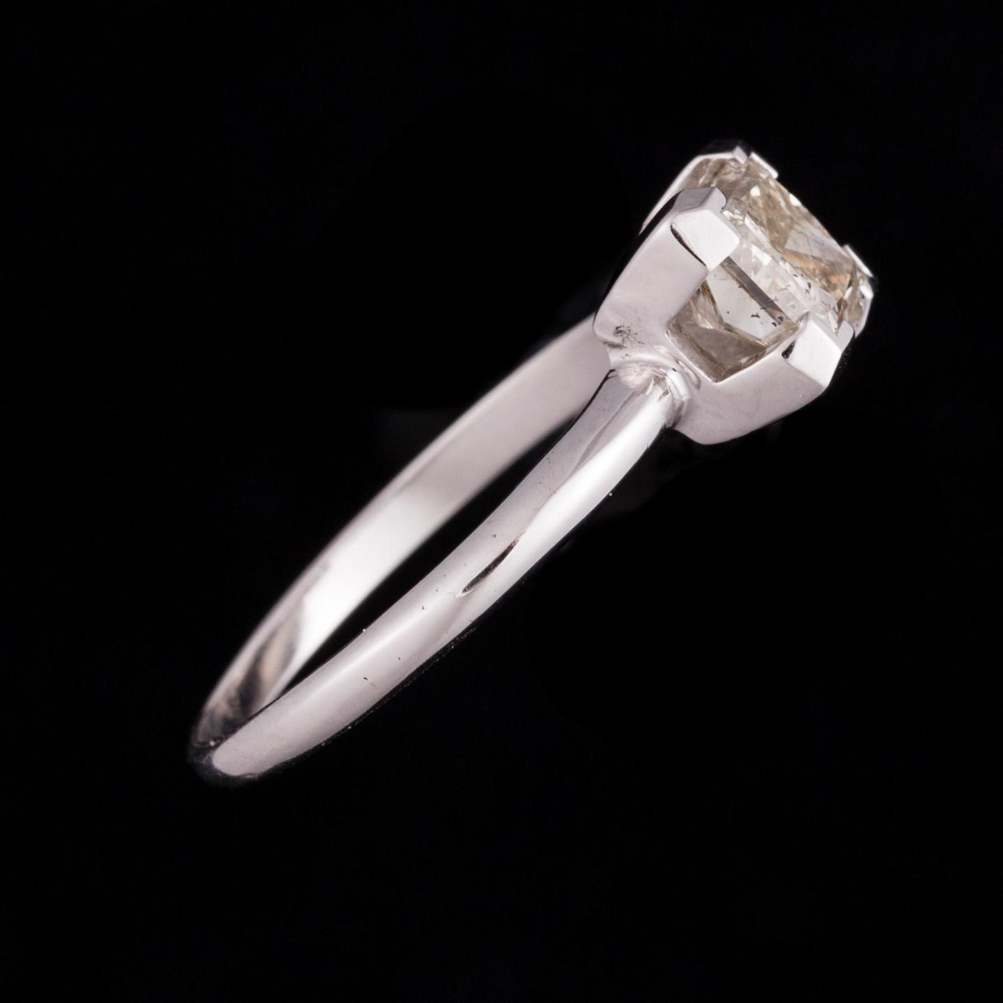 RING, 14K vitguld, prinsesslipad glasfylld diamant. Vikt ca 2,1 g.