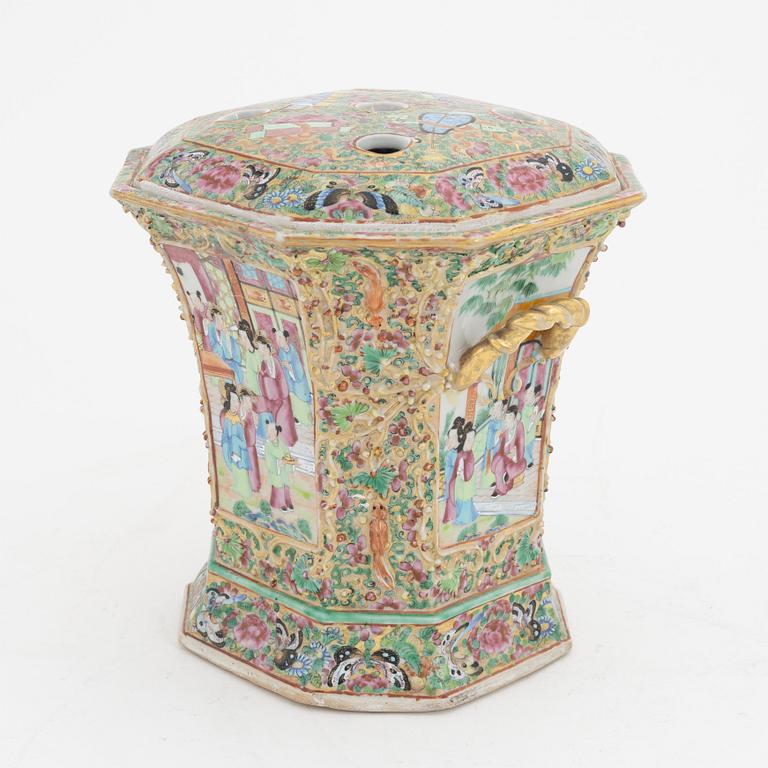 A Canton famillie rose tulip vase with liner, Qing dynasty, 19th Century.