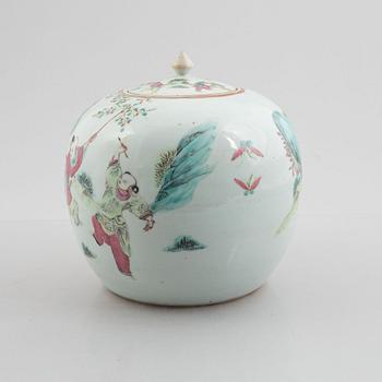 A porcelain urn with cover, China, Qing dynasty, late 19th century.