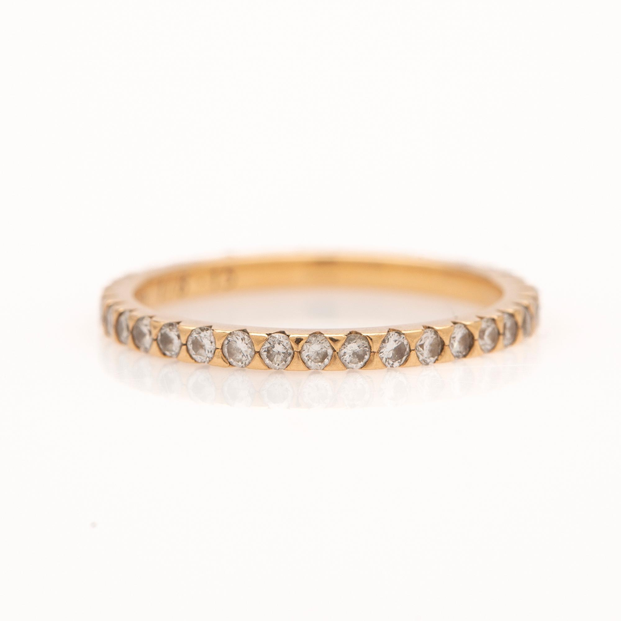 Alliansring, 18k guld med briljantslipade diamanter.
