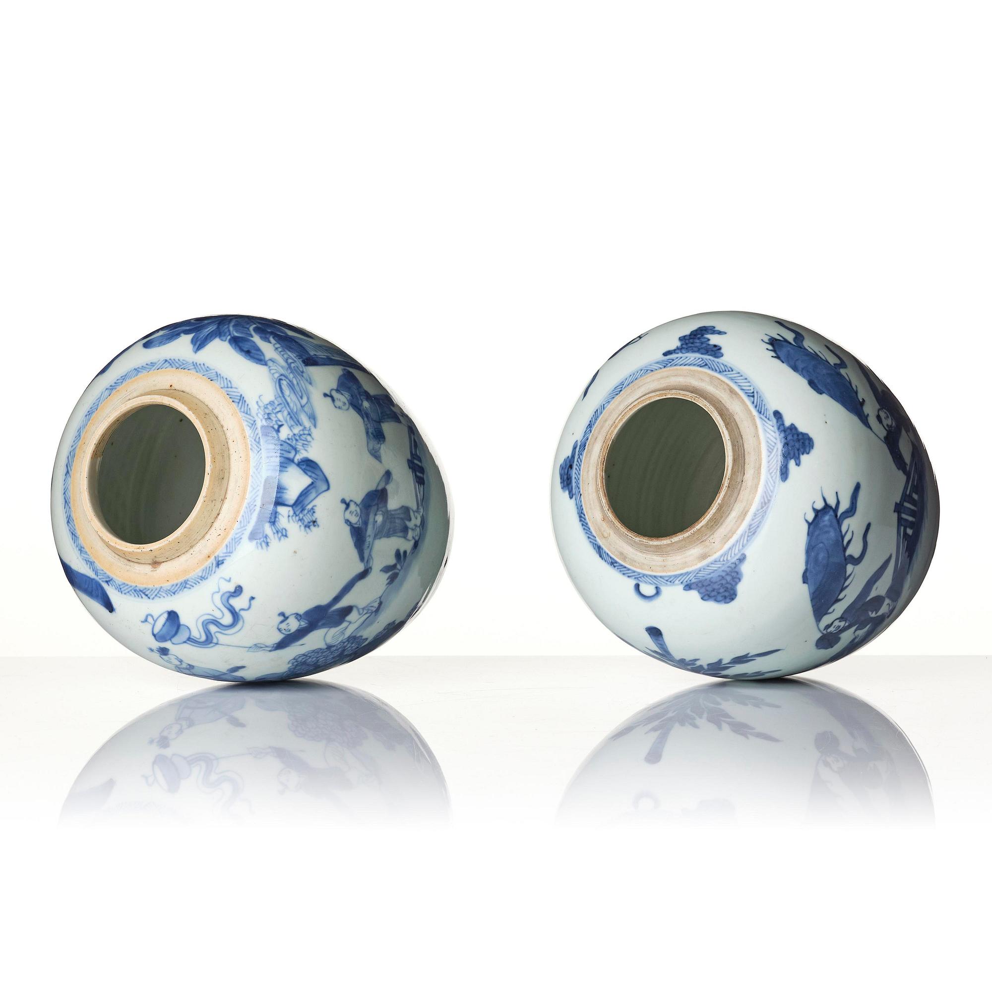 Urnor, två stycken snarlika, porslin. Qingdynastin, Kangxi (1662-1722).