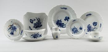 SERVISPORSLIN, 47 delar, "Blå Blomst", Royal Copenhagen.