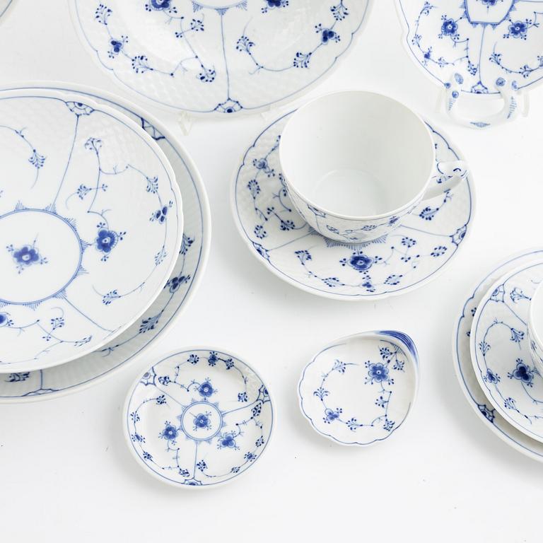Mat-och kaffesrevis, porslin, 113 delar, "Musselmalet", Bing & Grøndahl, Danmark.