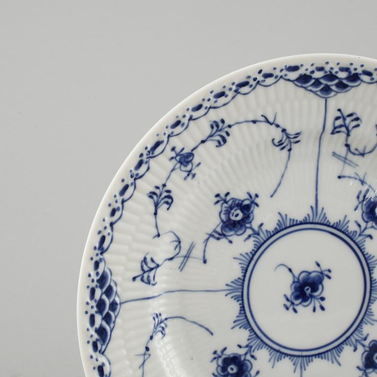 24 pieces of Musselmalet porcelain, made by Royal Copenhagen, 20th  century.