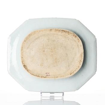 A pair of chargers, porcelain Qianlong 1736-95.