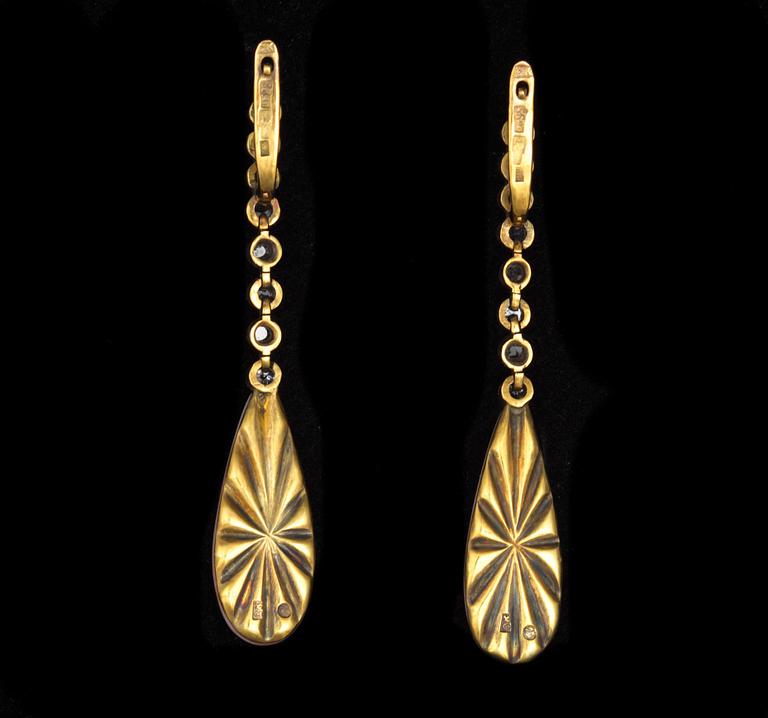 A PAIR OF EARRINGS. СЕРЬГИ, ПАРА, золото 56 пр., русские клейма. Каплеобразные, из коралла "кожа ангела", бриллианты. Ве.