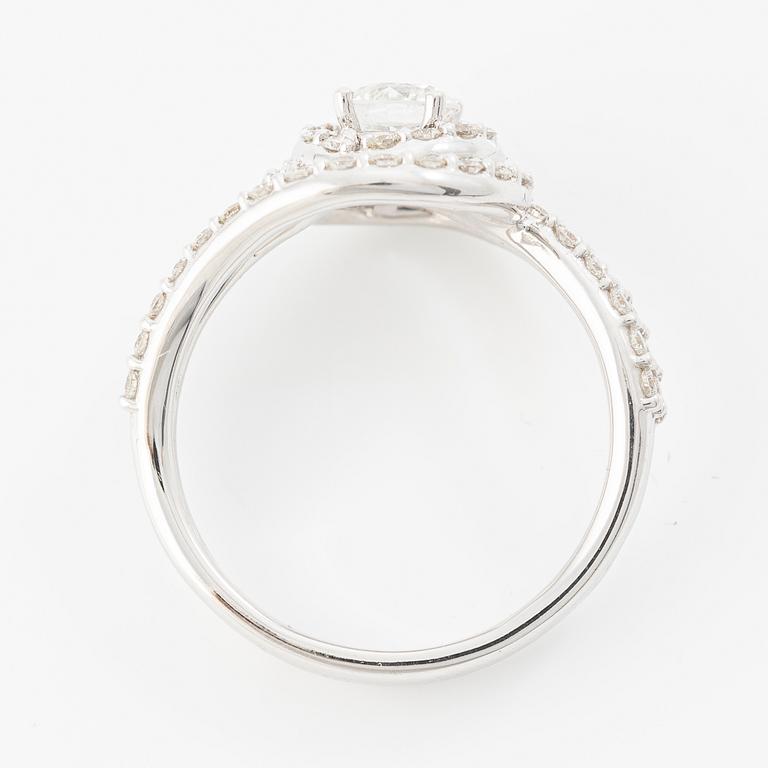 Ring 14K white gold set with round brilliant-cut diamonds.