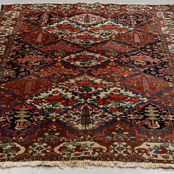 A CARPET, semi-antique Bakhtiari, around 314 x 212 cm.