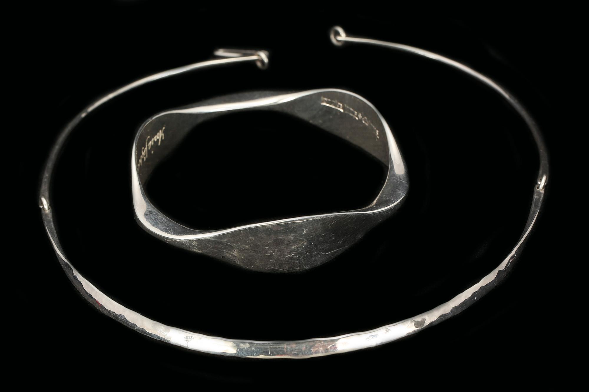 ARMRING SAMT COLLIER, sterlingsilver, Annie Jägbeck, Lund, 1980 samt 1987. Totalvikt ca 52 g.