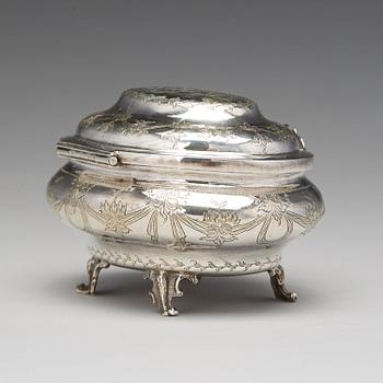 A Russian early 19th century parcel-gilt silver sugar-box, mark of Jakow Witalijew, Moscow 1803.