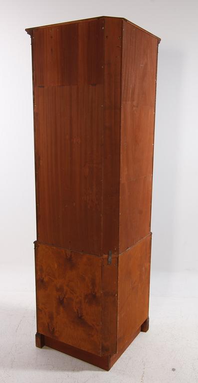 HÖRNSKÅP. Engelsk stil. 1900-tal.