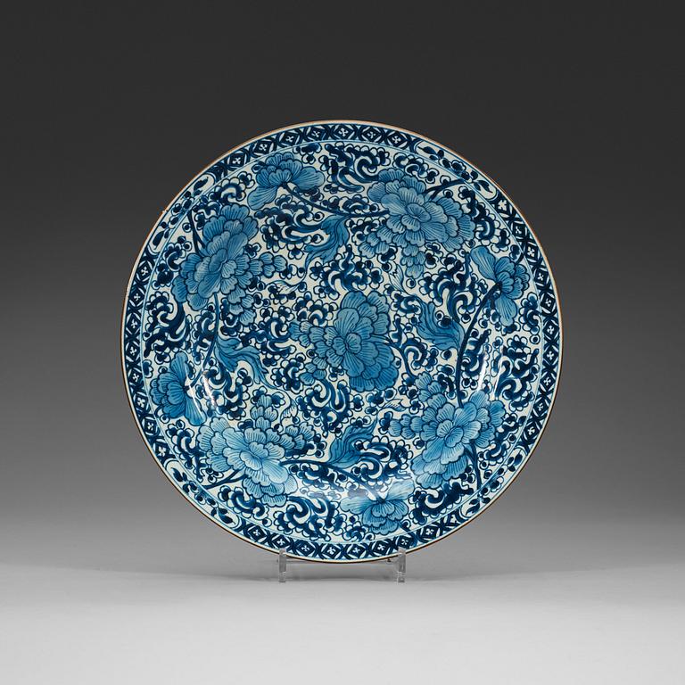 A blue and white dish, Qing dynasty, Kangxi (1662-1722).