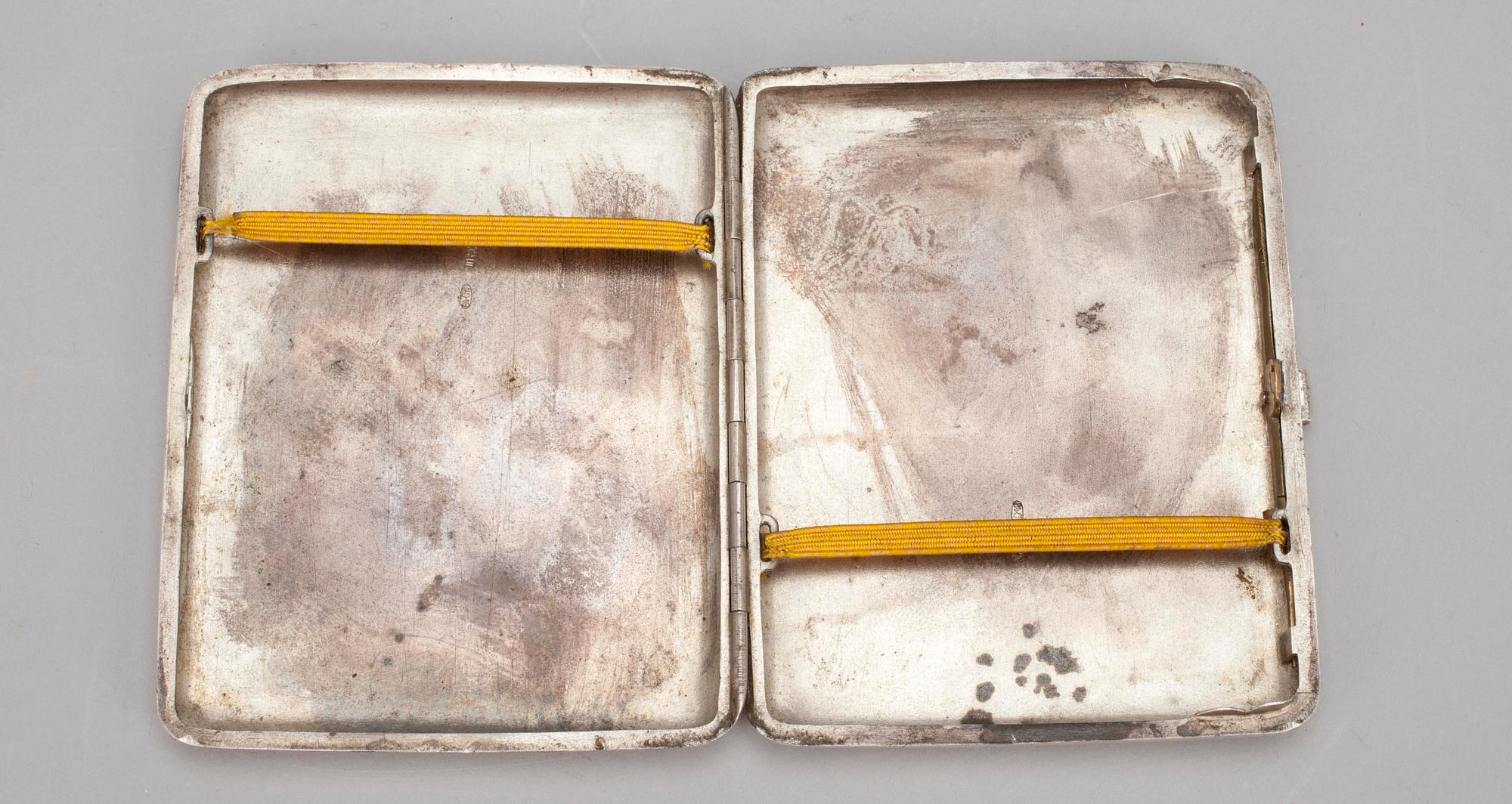 CIGARETTETUI, silver med niello dekor, Ryssland ca 1900. Vikt 121 g.