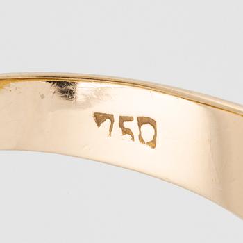 Ring, 18K guld med briljantslipade diamanter.
