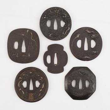 Tsuba, 6 st, bl.a. Japan, Korea, Edo samt 1800-1900-tal, en signerad.