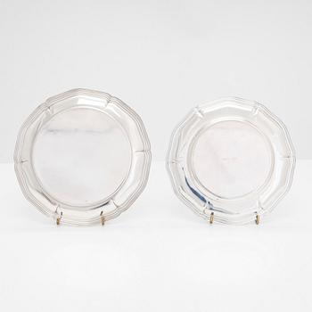 Uppläggningsfat, 4 st, och skålar, 2 st, silver, svenska, danska och finska stämplar 1918-1948, samt försilvrad coaster.