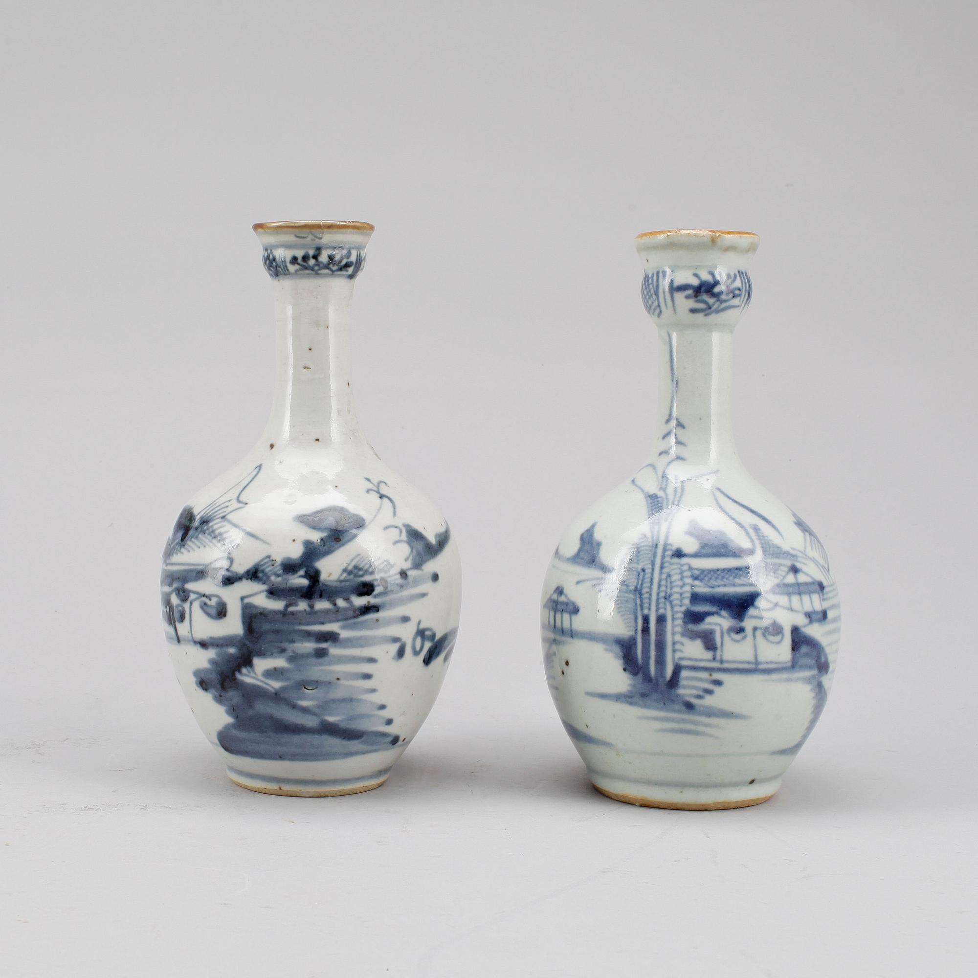 FLASKOR, 2 stycken, porslin. Kina 1800-tal.