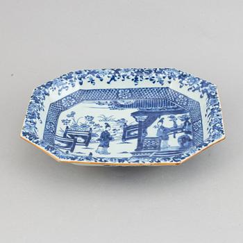 A blue and white tureen stand,Qing dynasty, Qianlong (1736-95).