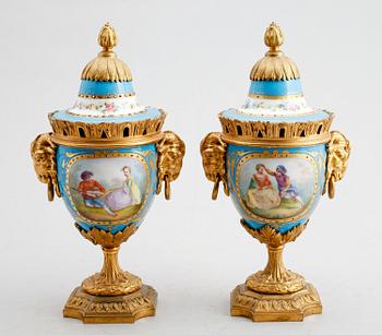 LOCKURNOR, ett par, porslin och förgylld brons, Louis XVI-stil, Frankrike, sent 1800-tal.