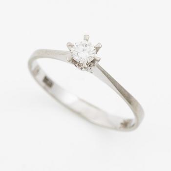 Ring, solitaire ring, 18K white gold with brilliant-cut diamond.