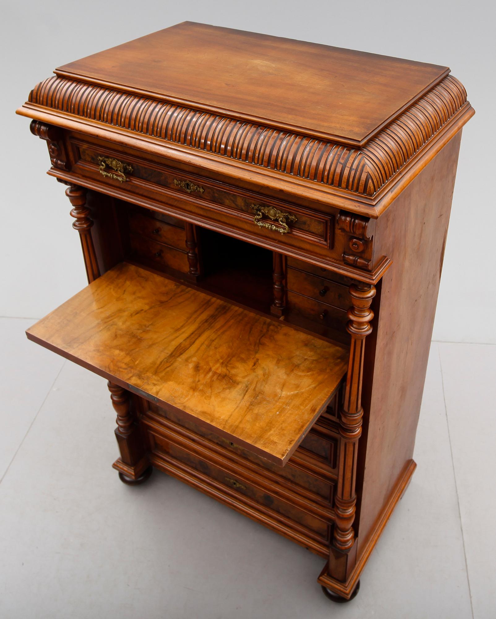 CHIFFONJÉ, nyrenässans, 1800-talets andra hälft.