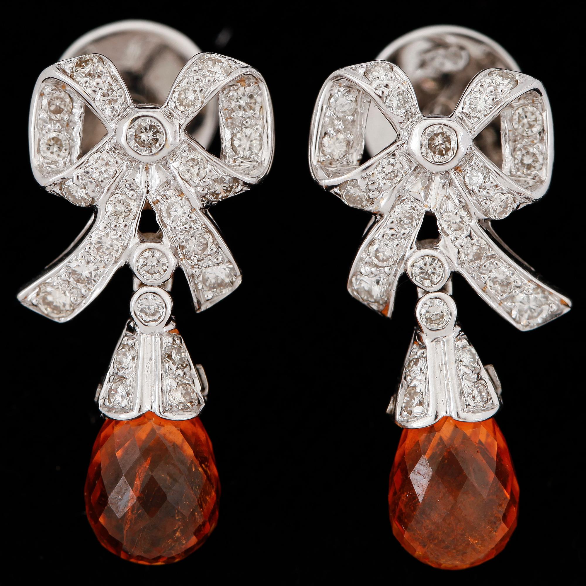 ÖRHÄNGEN, ett par,18k vitguld med orange granat och briljantslipade diamanter tot ca0,68ct. 2000-tal. Vikt ca5g.