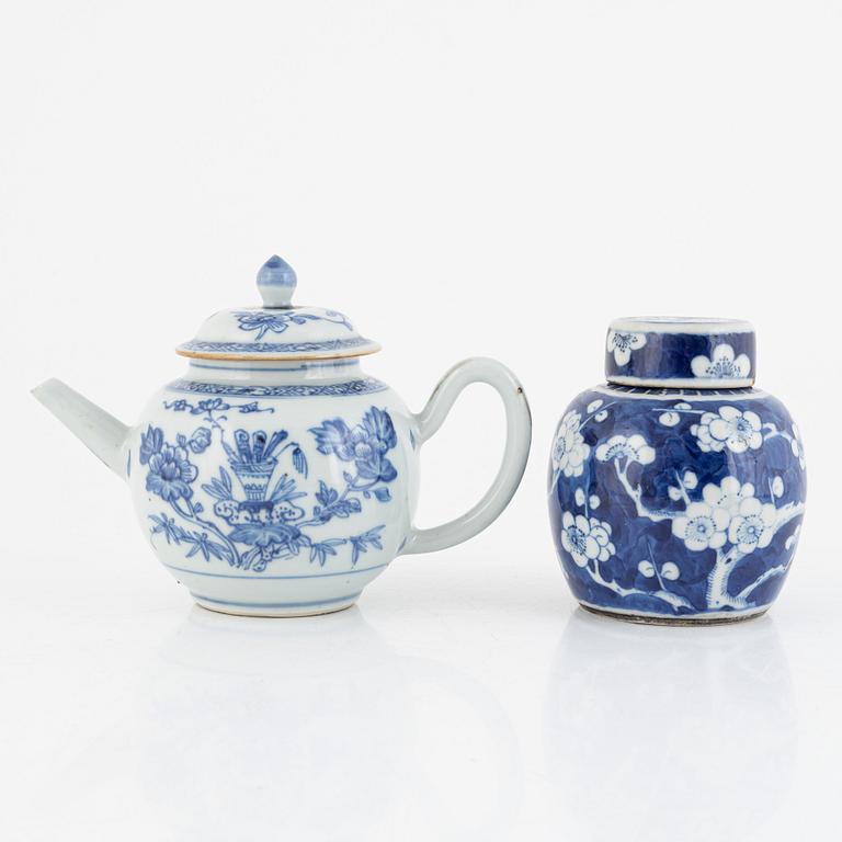 A blue and white Chinese exportporcelain teapot with a blue and white tea caddy, Qing dynasty, 18th and 19th century.