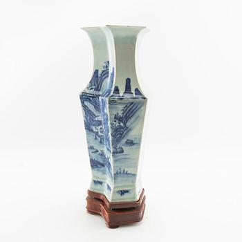 Vase, China late Qing porcelain.
