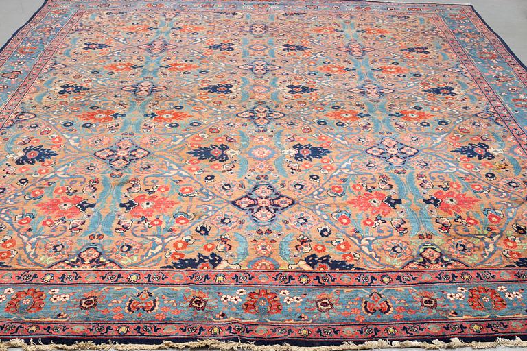 Matto, a semi-antique Yazd probably, ca 409-420 x 325,5-333,5 cm.