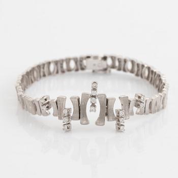 18K white gold and brilliant cut diamond bracelet.